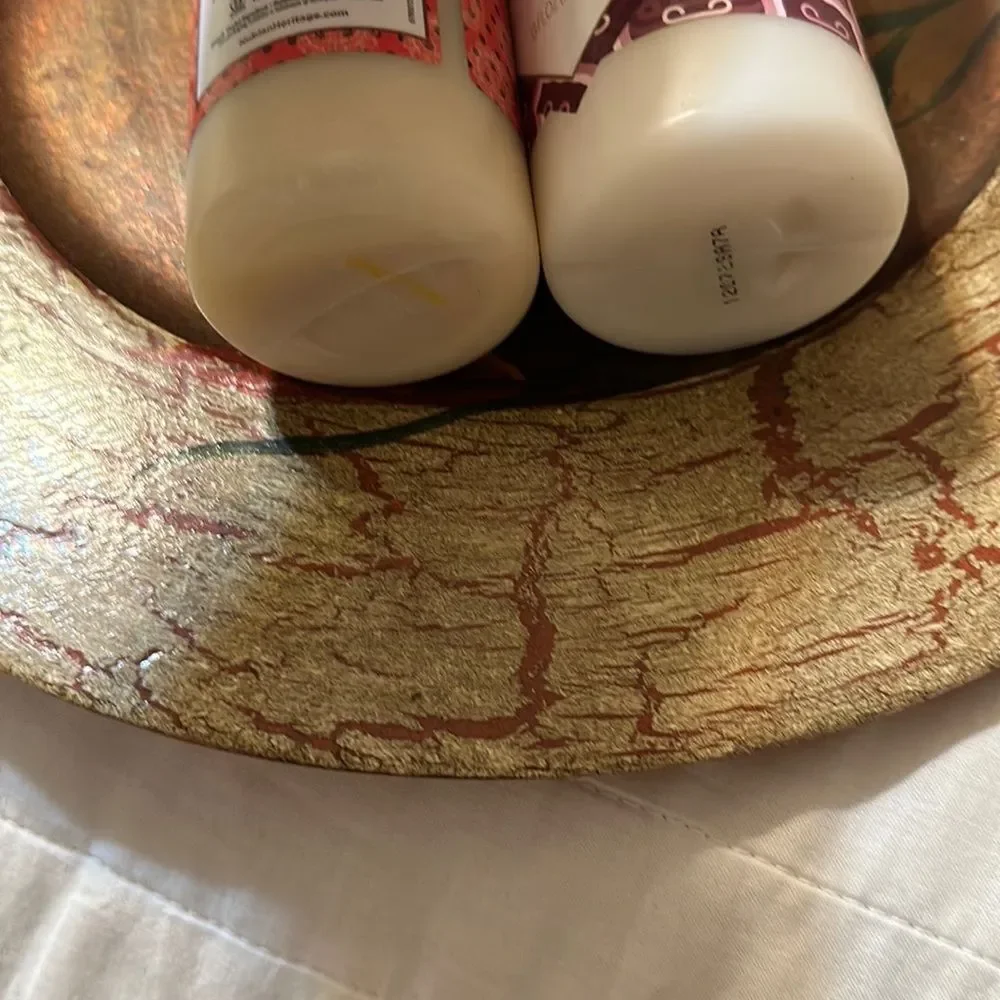 Nubian Heritage 1 goat’s milk & 1 chai body wash & coconut & papaya wash